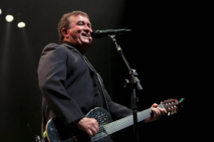 Cantor Amado Batista em cena do documentário "Vou Rifar Meu Coração", de Ana Rieper (Foto: Divulgação)