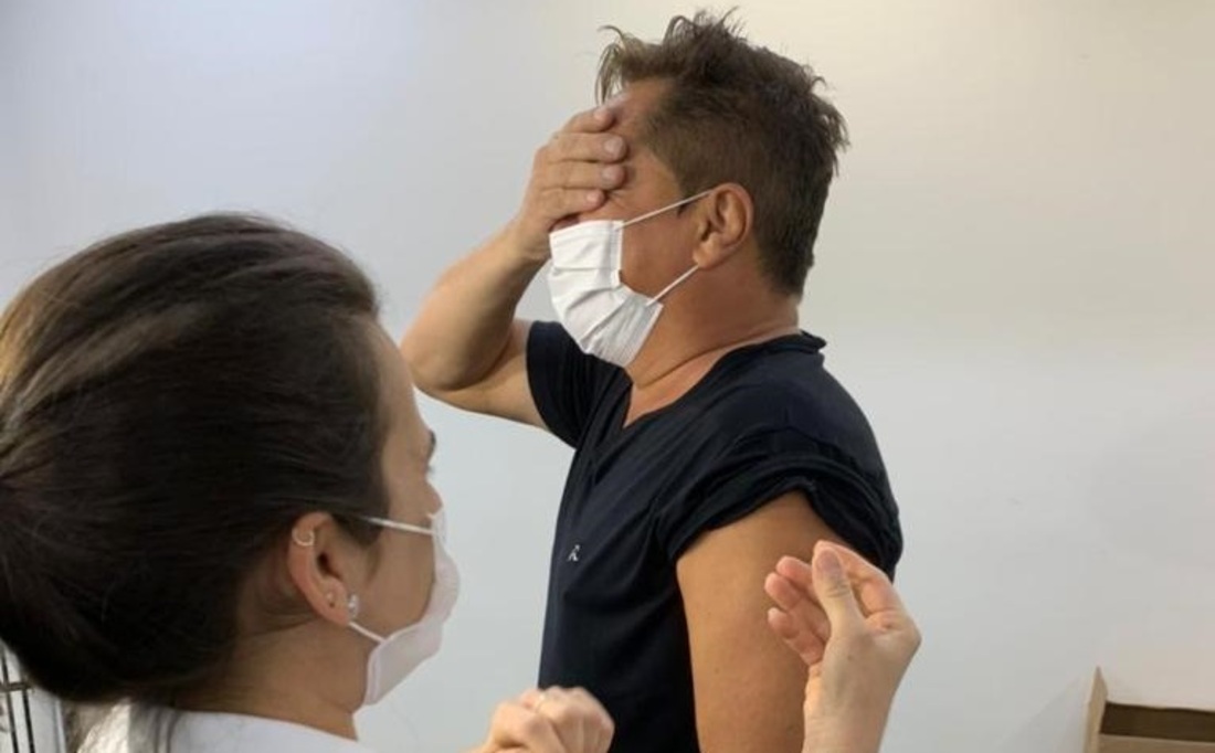 Leonardo toma 2ª dose da vacina contra Covid-19; vídeo