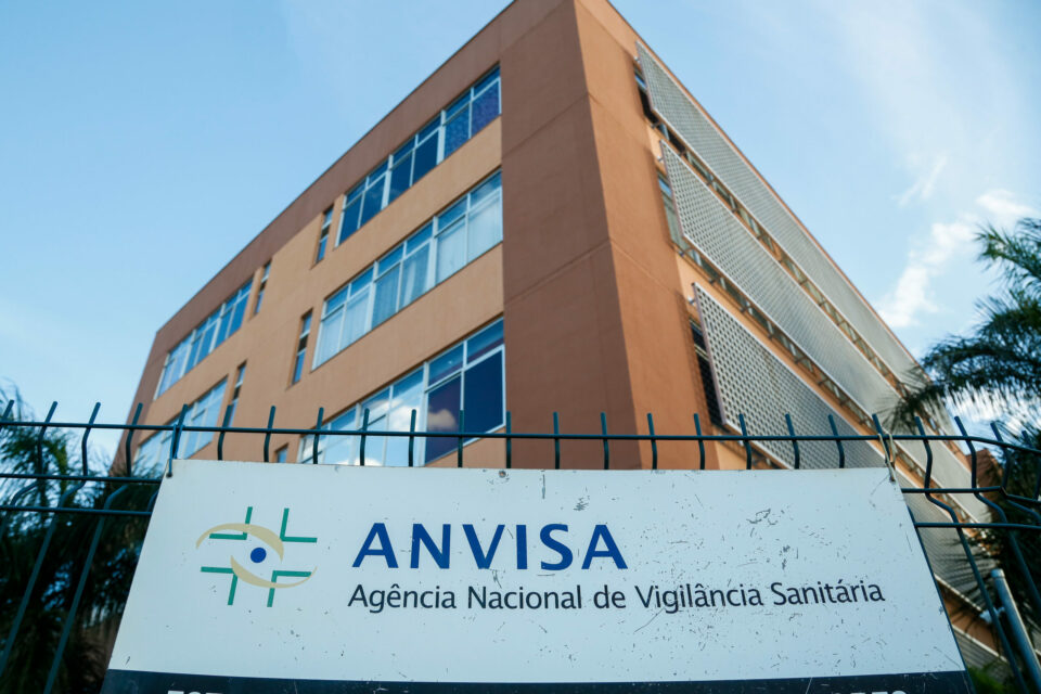 Uma candidata é uma outra vacina chinesa e a outra é um nova vacina da AstraZeneca contra a variante da África do Sul
