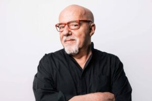 Paulo Coelho pede que a seguidores fiquem com a família no 7 de setembro