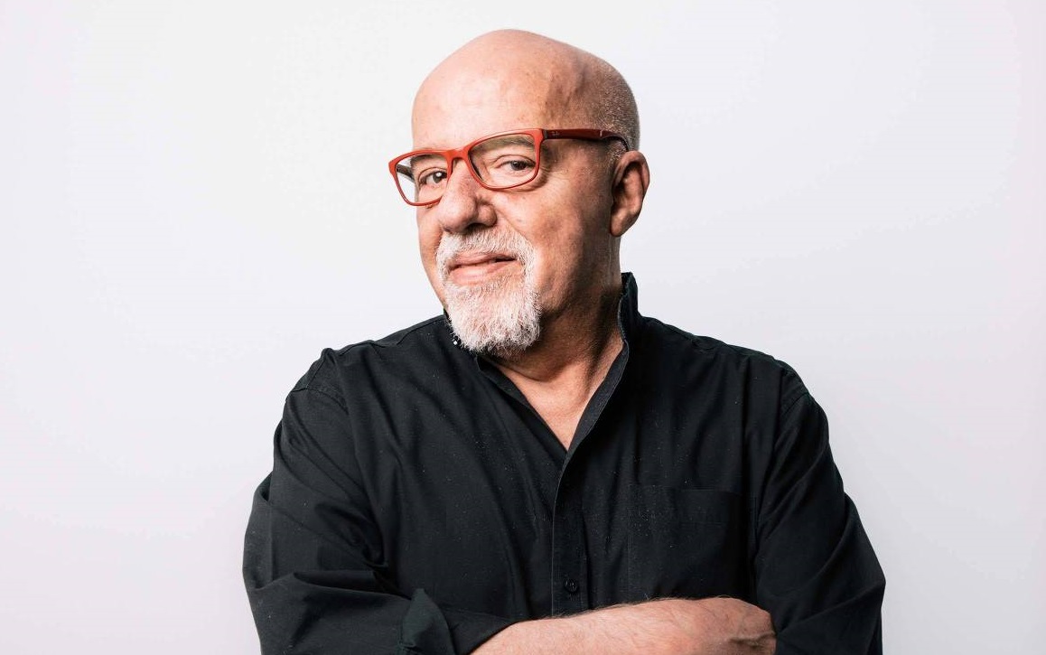 Paulo Coelho pede que a seguidores fiquem com a família no 7 de setembro