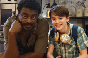 Filme com Seu Jorge e astro de 'Stranger Things' estreará dia 5 de agosto