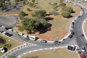 Fila de espera para vacinar contra covid-19 no drive thru 24h da prefeitura de Goiânia (Foto: Reprodução/TV Anhanguera)