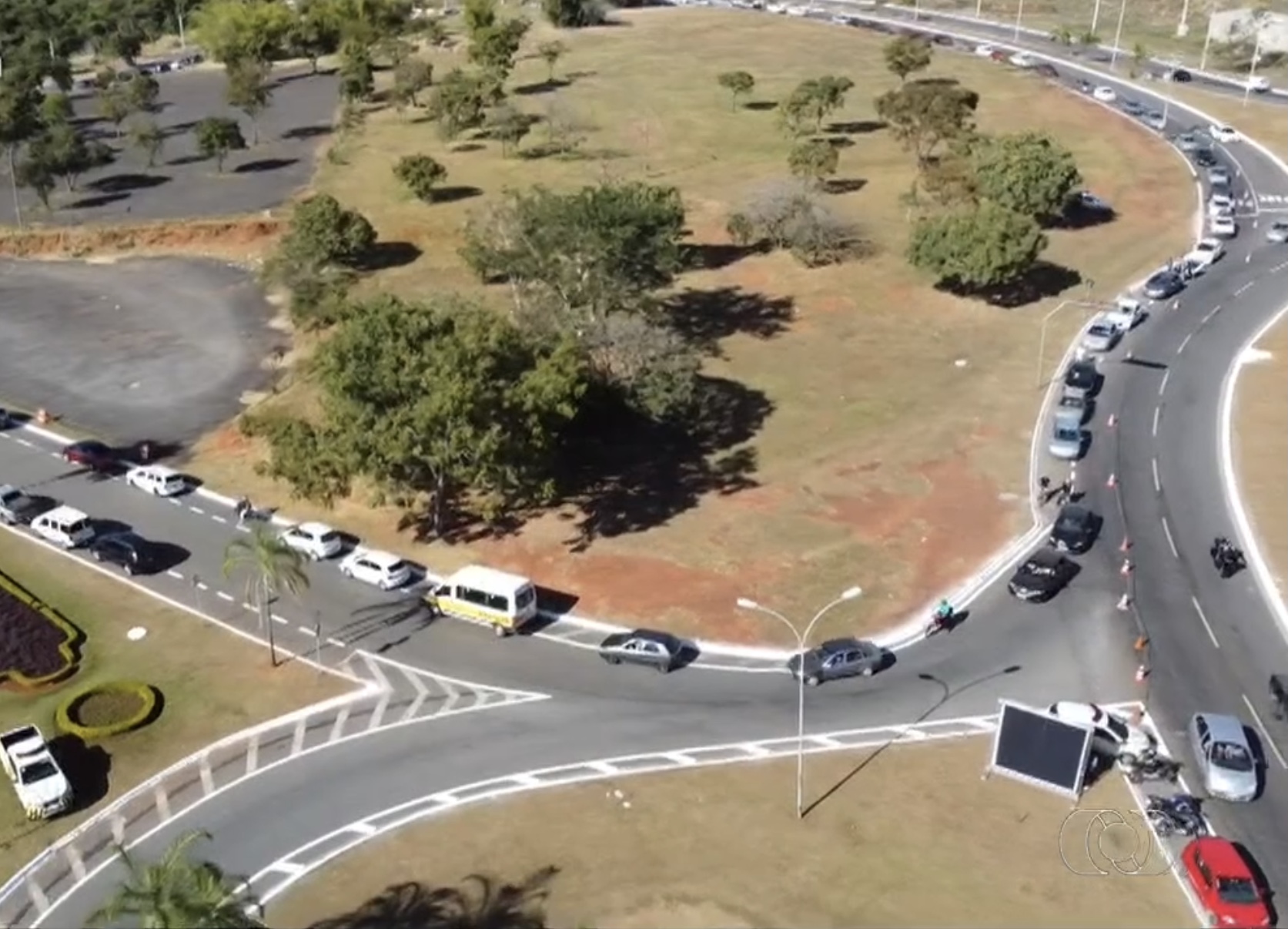 Fila de espera para vacinar contra covid-19 no drive thru 24h da prefeitura de Goiânia (Foto: Reprodução/TV Anhanguera)