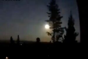 Câmera capturou bola de fogo caindo do céu e explodindo em um flash