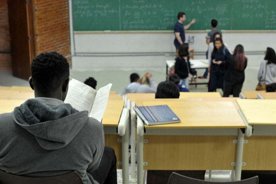 Proposta de Emenda à Constituição deve ser votada na próxima semana. Projeto na Câmara prevê mensalidade em universidade pública
