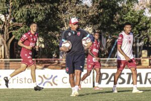 Hemerson Maria orienta jogadores no treino do Vila Nova