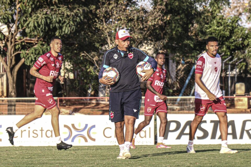 Hemerson Maria orienta jogadores no treino do Vila Nova