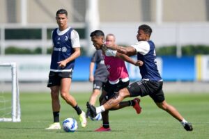 Alex Sandro e Danilo disputam a bola em treino da Juventus