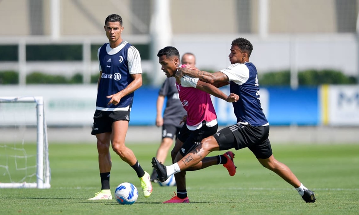 Alex Sandro e Danilo disputam a bola em treino da Juventus