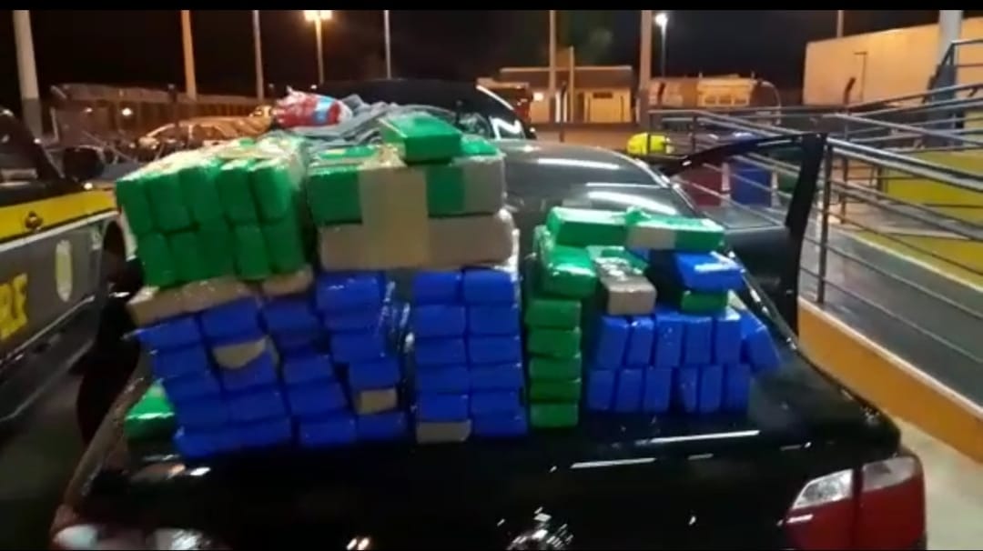 Droga em veículo na BR-153 - 80 quilos de maconha foram apreendidos em Morrinhos