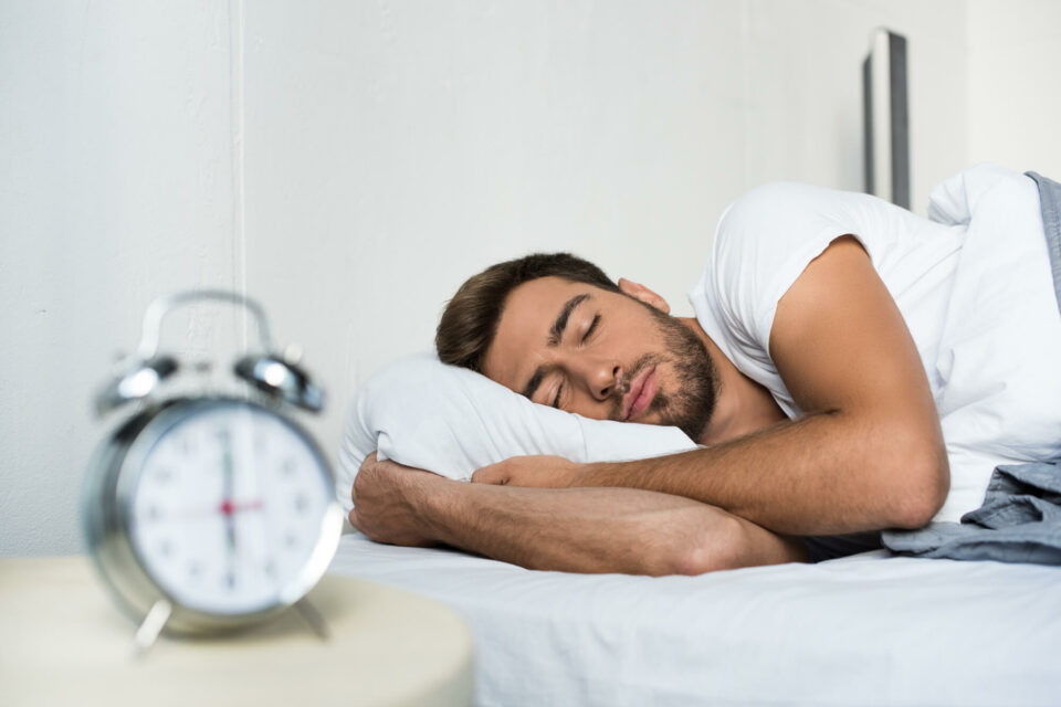 Poucos dias de sono ruim já produzem a sensação de envelhecer 10 anos sentir-se mais jovem é foi associado a uma melhor saúde cerebral