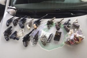 PM apreende 23 armas de fogo no setor Central, em Goiânia