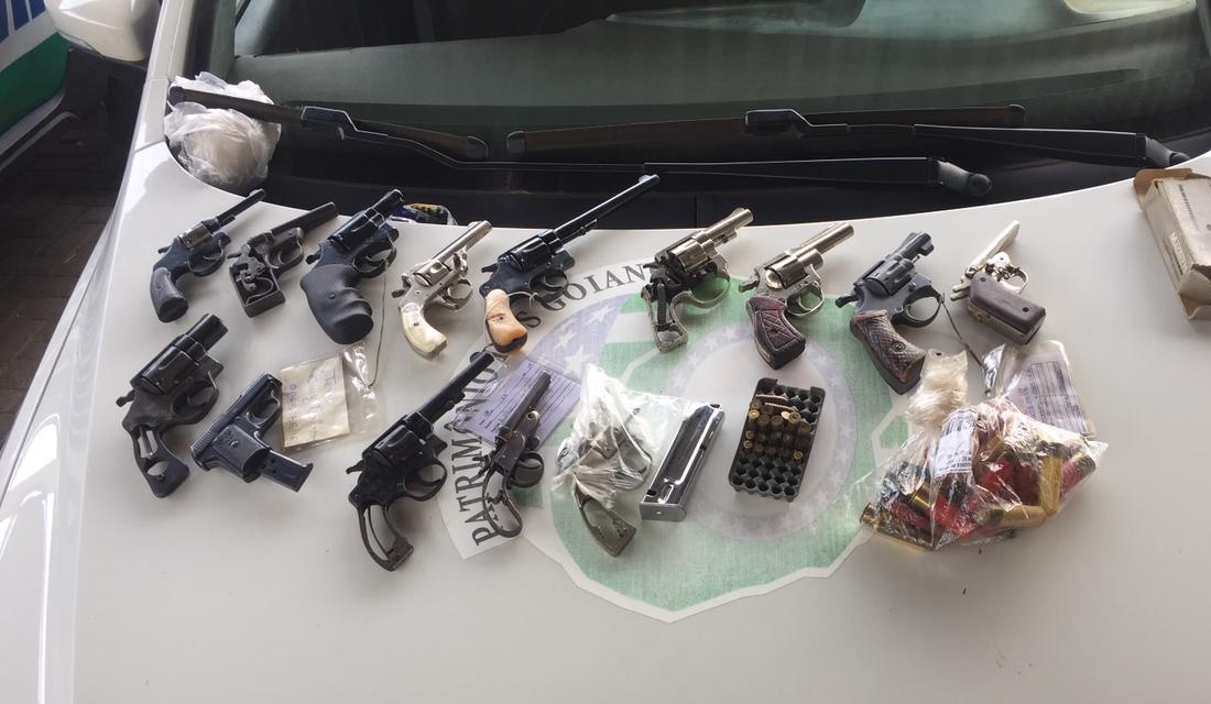 PM apreende 23 armas de fogo no setor Central, em Goiânia