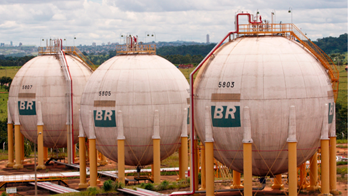 Gasolina vendida pela Petrobras a Goiás é uma das mais caras do Brasil