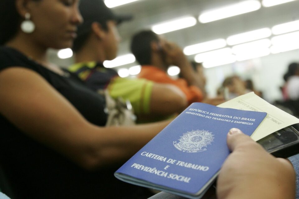 Pessoas esperam por vaga de emprego