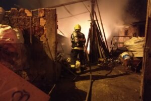 Incêndio em depósito de recicláveis de Luziânia deixa local destruído