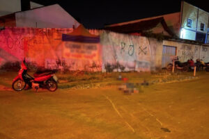 Motociclista morre e outro fica ferido após acidente por falta de sinalização em Goiânia