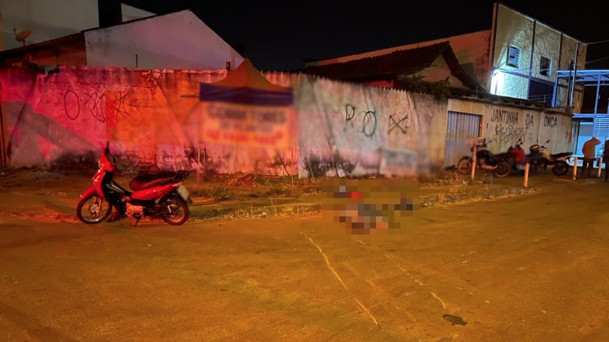 Motociclista morre e outro fica ferido após acidente por falta de sinalização em Goiânia