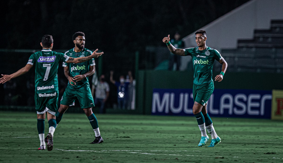 Alef Manga comemora gol contra o Guarani