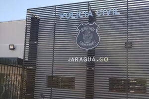 Fachada da Delegacia de Jaraguá. A imagem é ilustrativa, para retratar o caso de duas tias suspeitas de agredirem uma madrasta após ela postar foto com enteado em Jaraguá