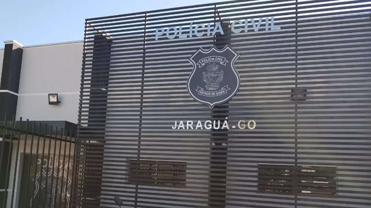 Fachada da Delegacia de Jaraguá. A imagem é ilustrativa, para retratar o caso de duas tias suspeitas de agredirem uma madrasta após ela postar foto com enteado em Jaraguá