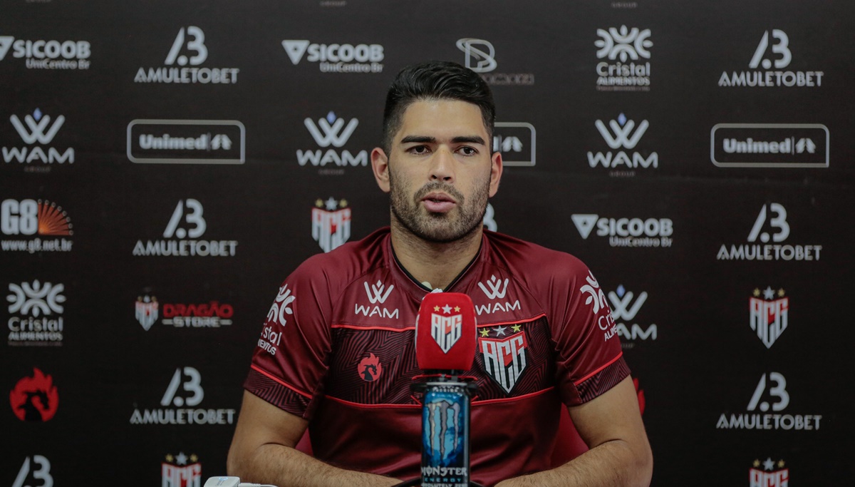 Brian Montenegro durante coletiva no Atlético-GO