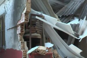 Adolescente perde controle do carro e invade casa, em Goiânia