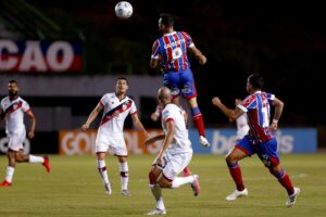 Gilberto, do Bahia, disputa bola de cabeça com defesa do Atlético-GO