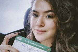 Maisa Silva recebe 1ª dose da vacina contra a covid-19 e comemora nas redes