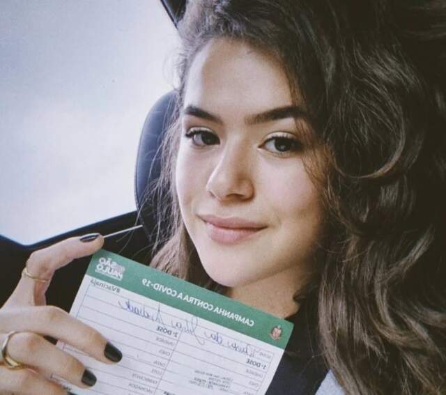 Maisa Silva recebe 1ª dose da vacina contra a covid-19 e comemora nas redes