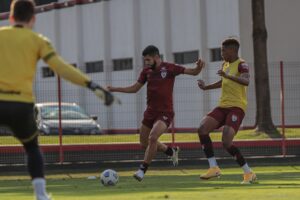 Zé Roberto disputa bola em treino do Atlético