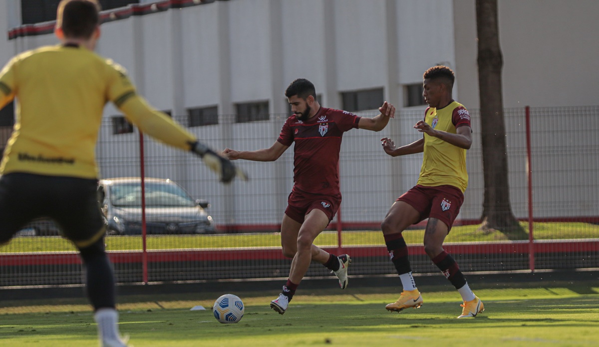 Zé Roberto disputa bola em treino do Atlético