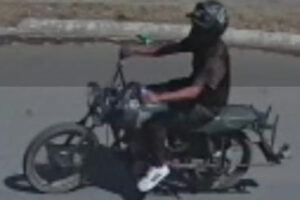 Câmera flagrou homem armado roubando pedestres em Goiânia