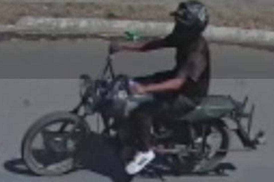 Câmera flagrou homem armado roubando pedestres em Goiânia
