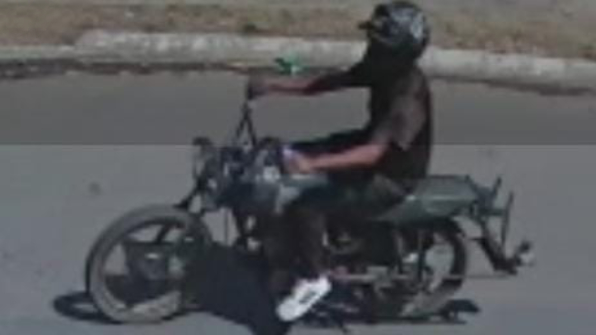 Câmera flagrou homem armado roubando pedestres em Goiânia