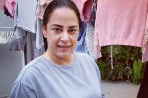 Silvia Abravanel estende roupa e conta que 'ajudante pegou Covid'