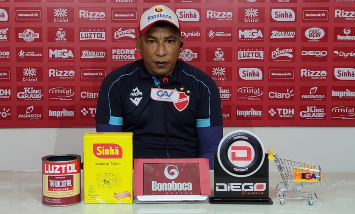 Hemerson Maria em sua apresentação no Vila Nova