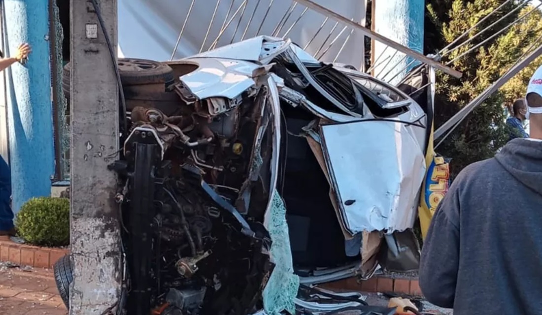 Motorista morre após carro capotar e colidir contra poste, em Rio Verde