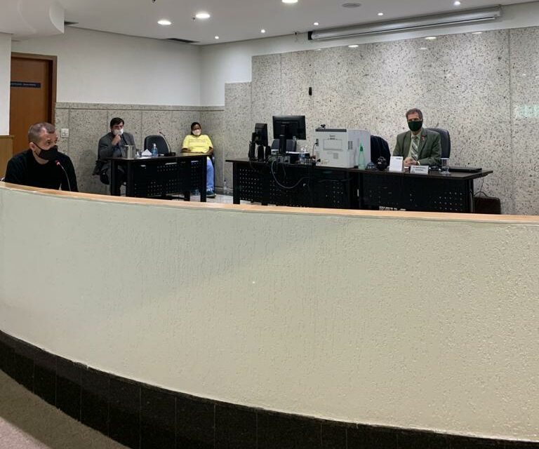 Mulher que matou companheira a facada passa por júri popular nesta segunda (16)