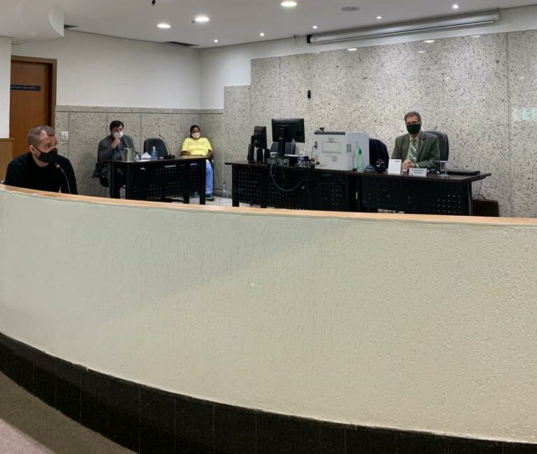 Mulher que matou companheira a facada passa por júri popular nesta segunda (16)