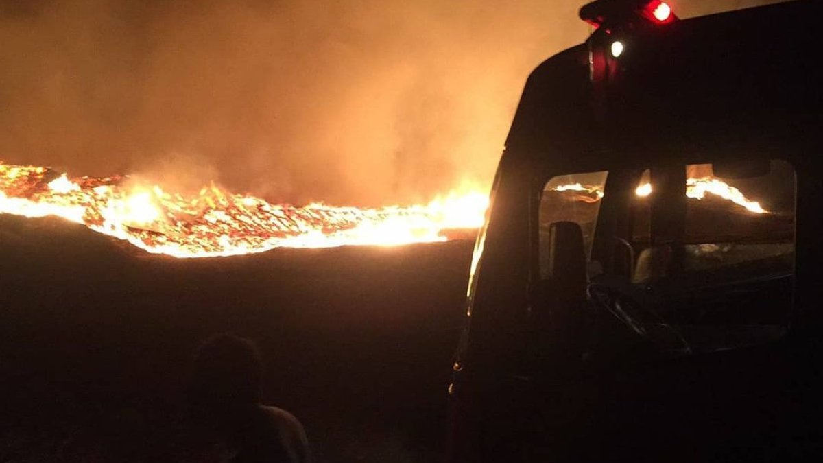 Registro do fogo - Um incêndio agravado por óleo de máquina destruiu mais de uma tonelada de cavaco de eucalipto em Jataí. Máquina agrícola foi destruída
