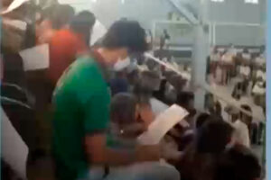 Aglomeração em Colégio Militar, em Aparecida (Imagem: Arquivo Pessoal/Reprodução)