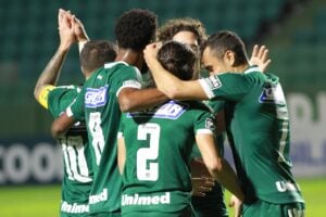 Jogadores do Goiás comemoram gol da equipe
