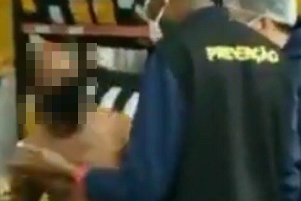 'Fui abordado por ser negro', diz homem obrigado a tirar a roupa em mercado