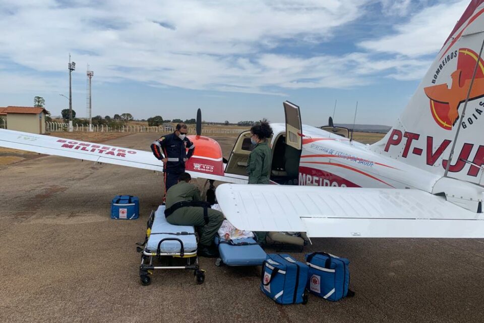De acordo com a corporação, criança foi trazida de helicóptero a Goiânia e deu entrada em um hospital particular (Foto: divulgação/ Corpo de Bombeiros)