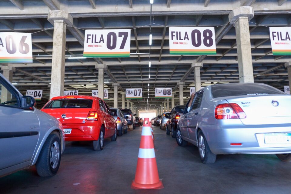 Goiânia vacina pessoas com 28 anos ou mais contra Covid, no drive thru do Passeio das Águas. (Foto: Jucimar de Sousa/Mais Goiás)