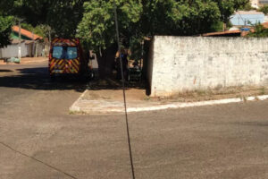 Cabo solto na rua. Motociclista fica ferida após ser atingida por fio de internet solto em Jataí