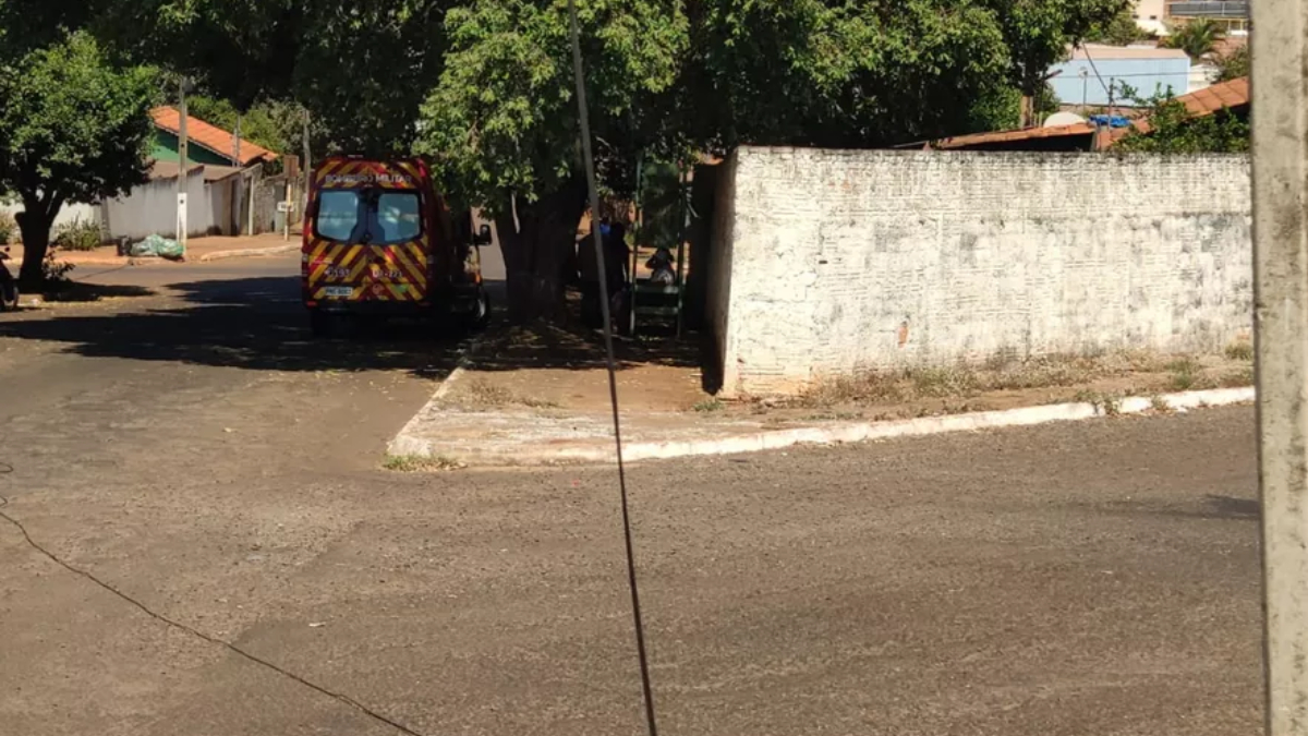 Cabo solto na rua. Motociclista fica ferida após ser atingida por fio de internet solto em Jataí
