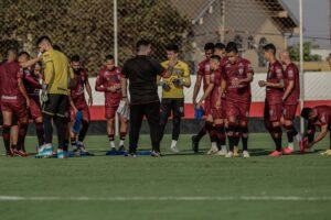 Jogadores do Atlético-GO reunidos em conversa com o técnico Barroca